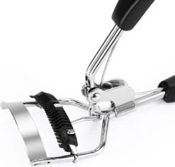 INTER-ESQUE® Wimperkruller Met Kam - Eyelash Curler + 5x Gratis Extra Siliconen Pad - Zwart/Zilver -Mode Cosmetica Winkel 1200x1142 8