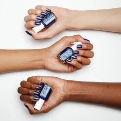 Essie Winter Collection Nagellak – 670 Tied And Blue - Blauwe Glitter Nagellak -Mode Cosmetica Winkel 1200x1200 101