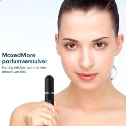 MaxedMore Navulbare Parfumverstuiver 5ml Zwart - 65 Keer Spraybare Parfum Verstuiver - Hervulbaar Tasverstuiver Voor Parfum - Meeneem Mini Geur Flesje Voor Op Reis - Lipstick Formaat Navulbaar Parfumflesje -Mode Cosmetica Winkel 1200x1200 1560