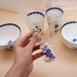 Herome Glazen Nagelvijl Glasvijl Delfts Blauw - Limited Edition - Onslijtbare Nagelvijl - Voorkomt Splijten En Haakjes -Mode Cosmetica Winkel 1200x1200 292