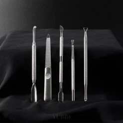 YUBBI™ Professionele Nagelverzorging Set - 5 Delig - Nagelriem Duwer - Bokkenpootje - Gellak Verwijderaar - Nagelvijl - Gel Acryl Nagel Prep - RVS - Inclusief Opbergetui -Mode Cosmetica Winkel 1200x1200 340
