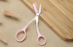 Without Lemons | Wenkbrauwschaar | Wenkbrauw Trimmer | Browshaper | BeautyTool | Gezichts Schaar | Dames| Ontharing | Design | Roze -Mode Cosmetica Winkel 1200x782 1