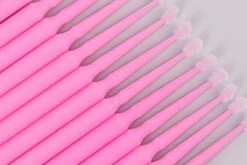 Lashes & More - 100 Stuks Wegwerp Microbrushes - Roze - Wimpers Uitbreiding - Individuele Lash Verwijderen - Wattenstaafje - Micro Borstel Voor Wimper Extensions Tool- Microbrush -Mode Cosmetica Winkel 1200x803 1