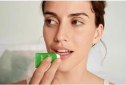 Weleda Skin Food Lip Balm 8 Weleda Skin Food Lip Balm -Mode Cosmetica Winkel 1200x810 1