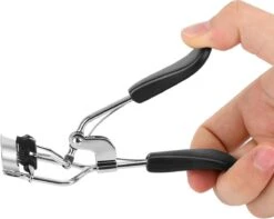 INTER-ESQUE® Wimperkruller Met Kam - Eyelash Curler + 5x Gratis Extra Siliconen Pad - Zwart/Zilver -Mode Cosmetica Winkel 1200x955 3