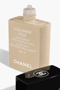 Chanel Vitalumiere Aqua Foundation - 30 Beige - SPF15 - 30 Ml -Mode Cosmetica Winkel 800x1200 1
