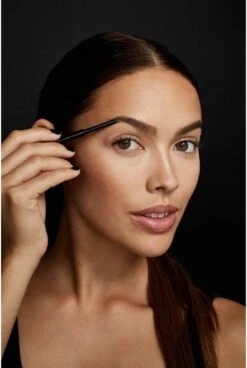 Maybelline Brow Satin Wenkbrauwpotlood - 05 Black Brown -Mode Cosmetica Winkel 806x1200 2