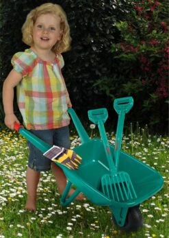 Klein Bosch Kruiwagen Met Tuingereedschap -Mode Cosmetica Winkel 855x1200 2