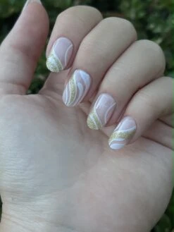 Merkloos Wit/goud Lijntjes Nagels - Plaktabs - Plaknagels - Glitter- Kort -Mode Cosmetica Winkel 900x1200 2