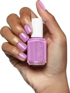 Essie Play Date 102 - Lila - Nagellak -Mode Cosmetica Winkel 906x1200